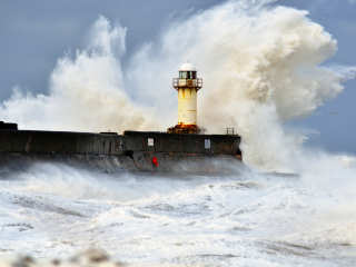 Fondo de pantalla Crazy Storm And Old Lighthouse 320x240