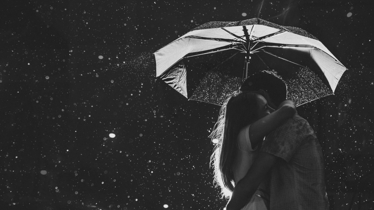 Screenshot №1 pro téma Black And White Rain Hug 1280x720