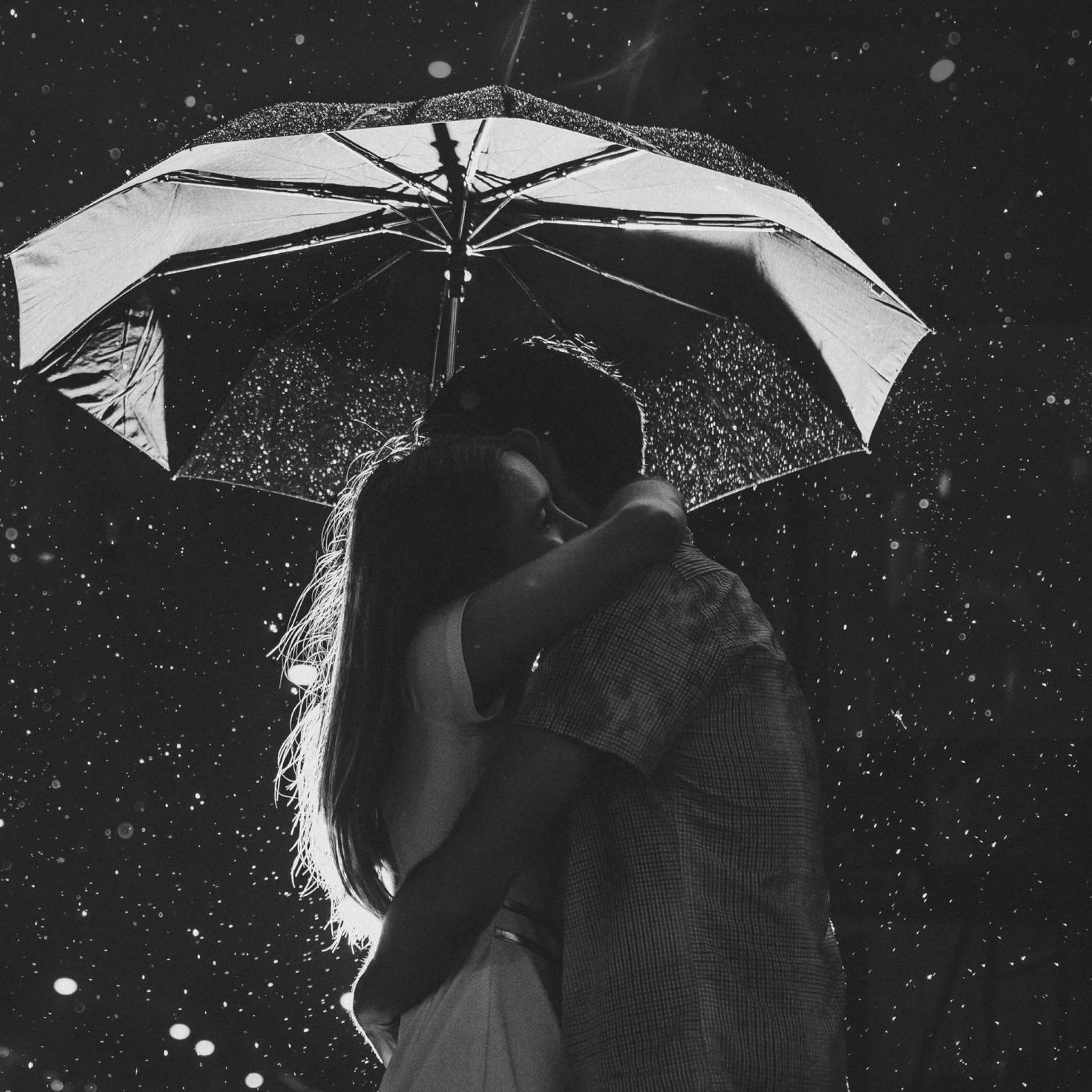 Screenshot №1 pro téma Black And White Rain Hug 2048x2048