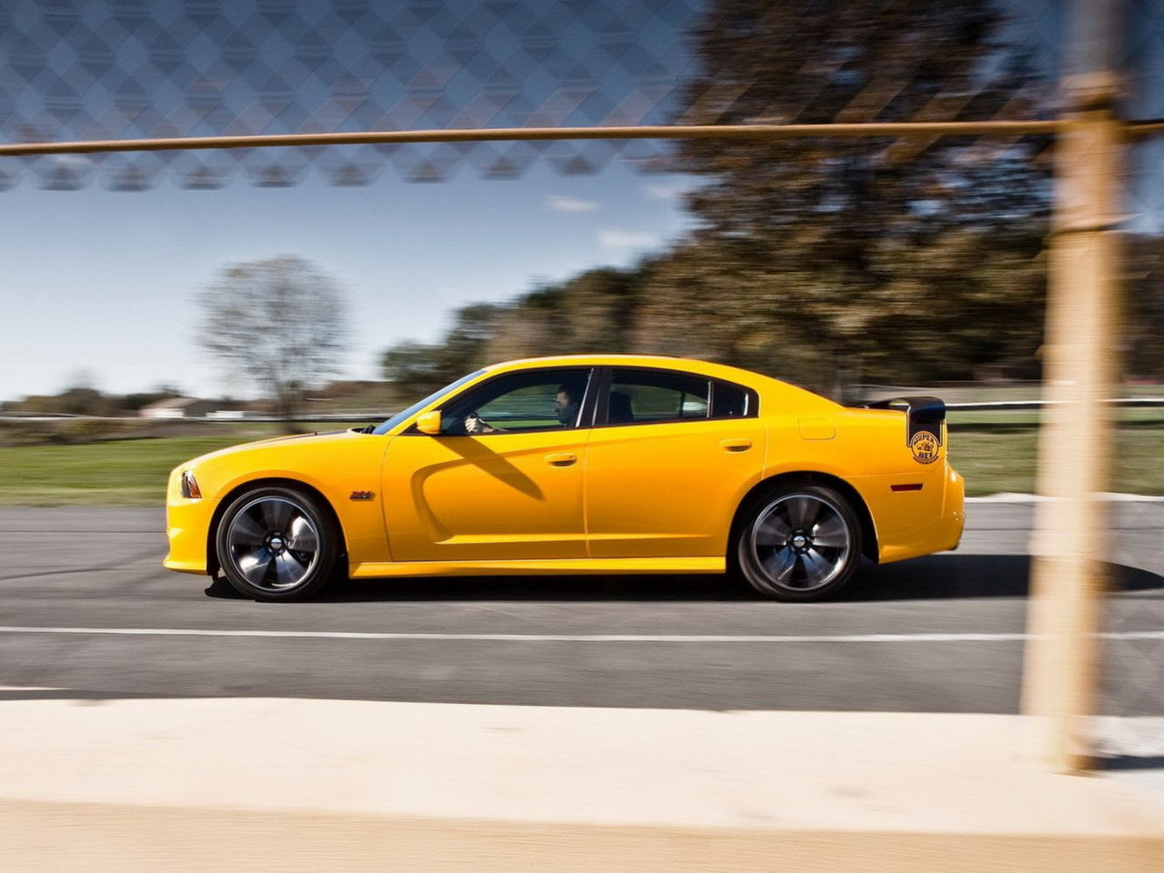 Screenshot №1 pro téma Dodge Charger SRT8 Super Bee 1280x960