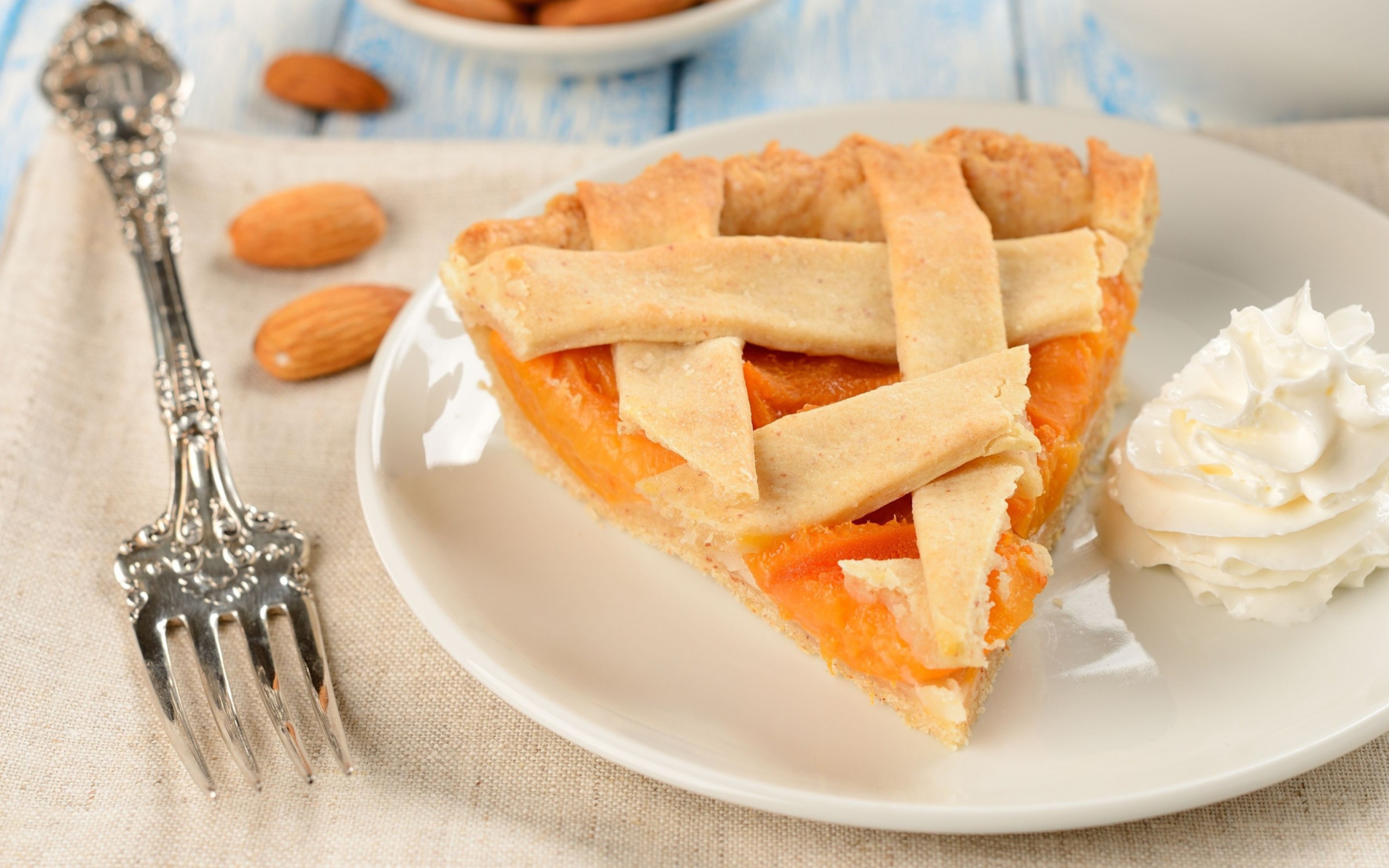 Das Apricot Pie With Whipped Cream Wallpaper 2560x1600