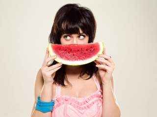 Обои Katy Perry Watermelon Smile 320x240