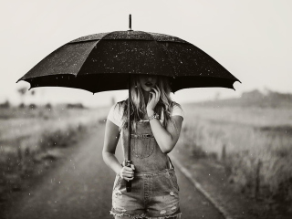 Fondo de pantalla Girl Under Umbrella 320x240