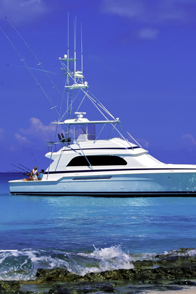 Fondo de pantalla Luxury Yacht in the Mediterranean Sea 640x960