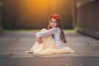 Little Princess In Flower Wreath - Obrázkek zdarma pro HTC Desire