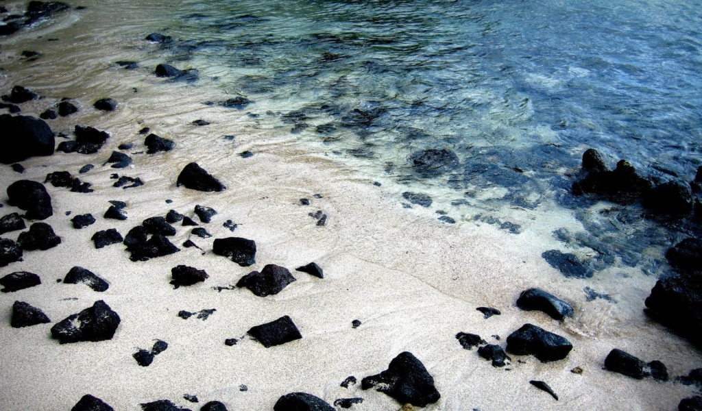 Black Stones On White Sand Beach screenshot #1 1024x600