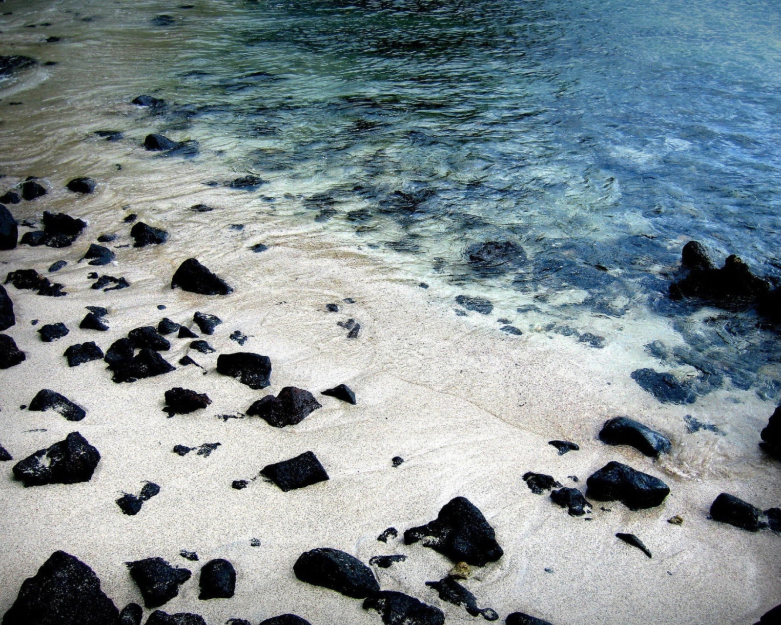 Обои Black Stones On White Sand Beach 1600x1280