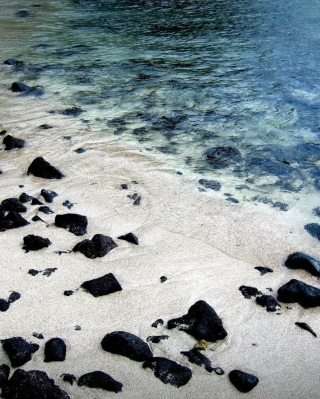 Black Stones On White Sand Beach - Obrázkek zdarma pro Nokia C2-05