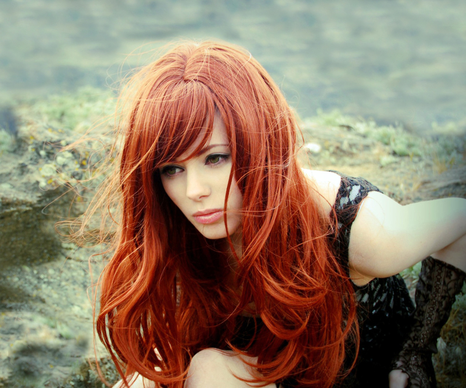 Обои Gorgeous Red Hair Girl With Green Eyes 960x800
