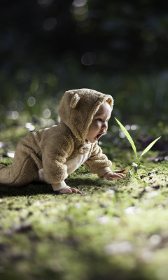 Fondo de pantalla Cute Baby Crawling 240x400
