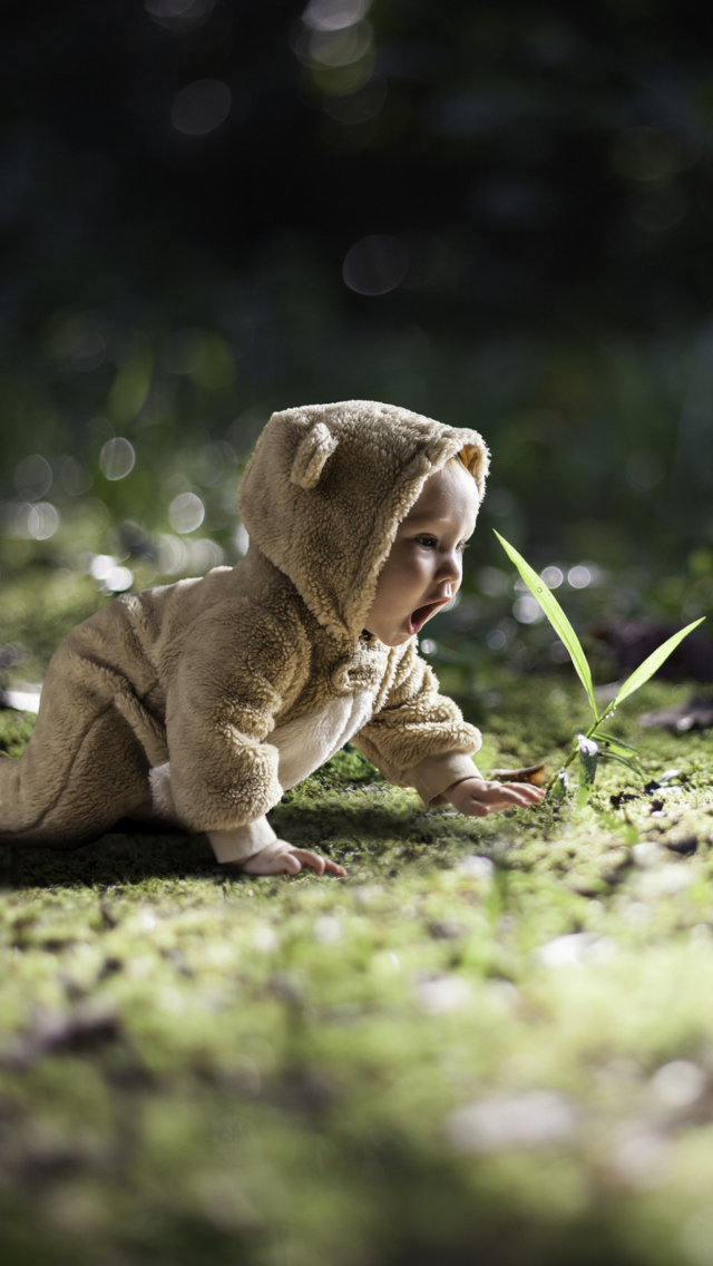 Fondo de pantalla Cute Baby Crawling 640x1136