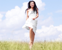Screenshot №1 pro téma Happy Girl In White Dress In Field 220x176