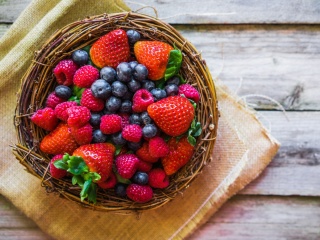 Summer Berries wallpaper 320x240