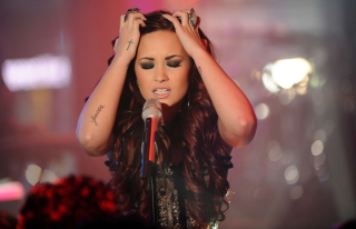 Demi Lovato - Obrázkek zdarma pro HTC Desire 310