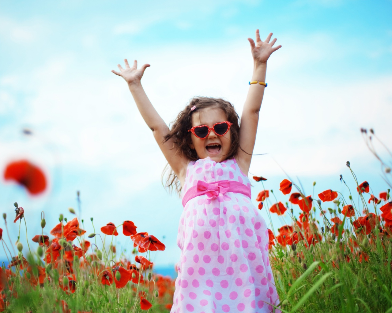 Das Happy Little Girl In Love With Life Wallpaper 1280x1024