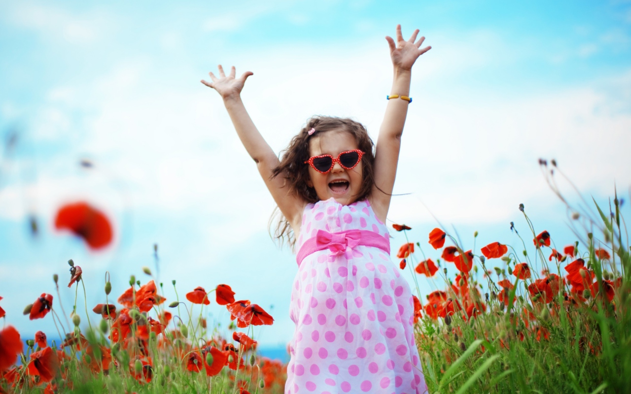 Das Happy Little Girl In Love With Life Wallpaper 1280x800