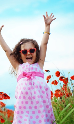 Das Happy Little Girl In Love With Life Wallpaper 240x400
