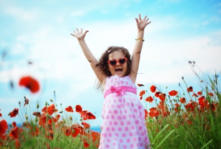 Happy Little Girl In Love With Life - Obrázkek zdarma 