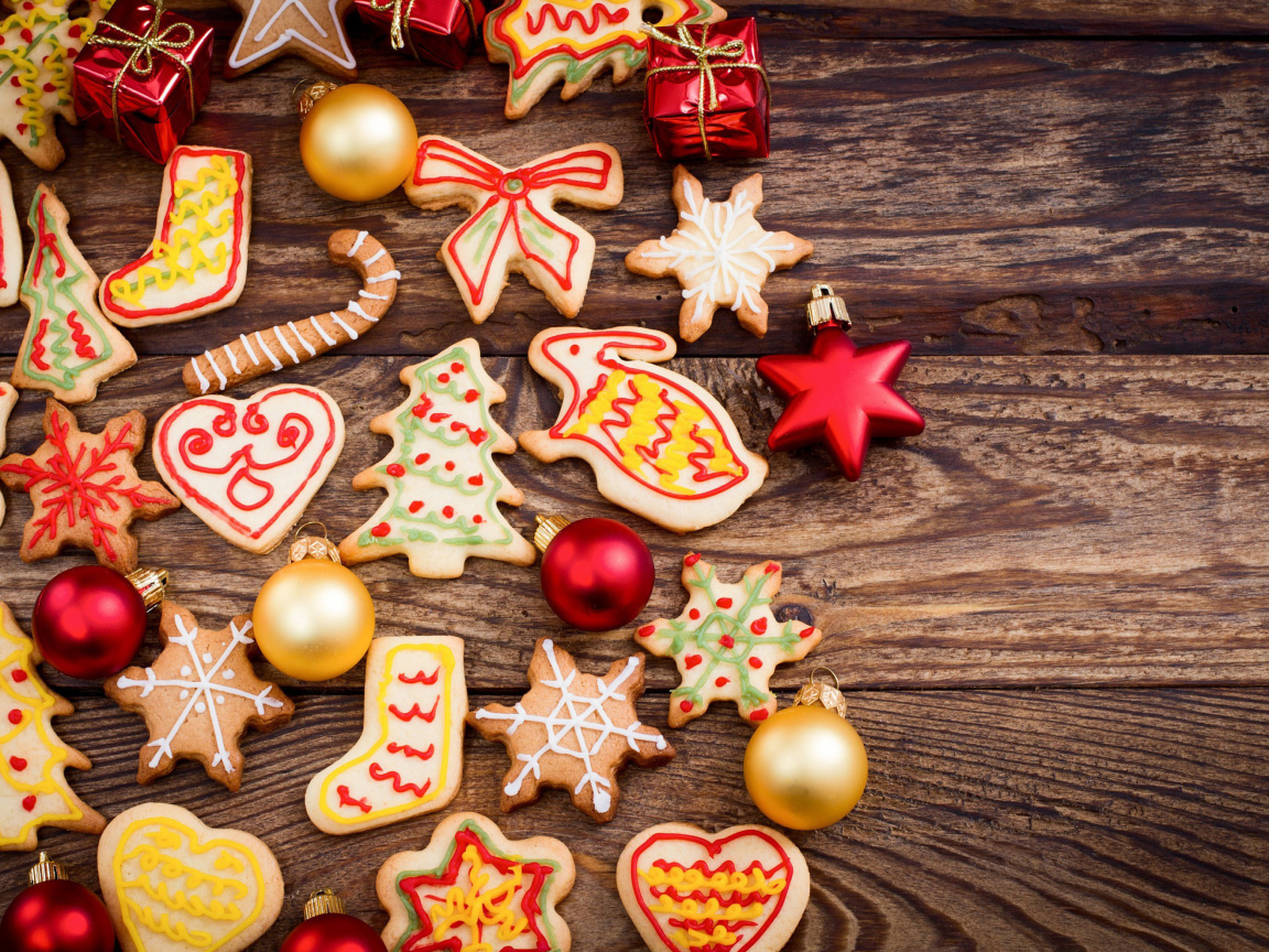 Обои Christmas Decorations Cookies and Balls 1152x864