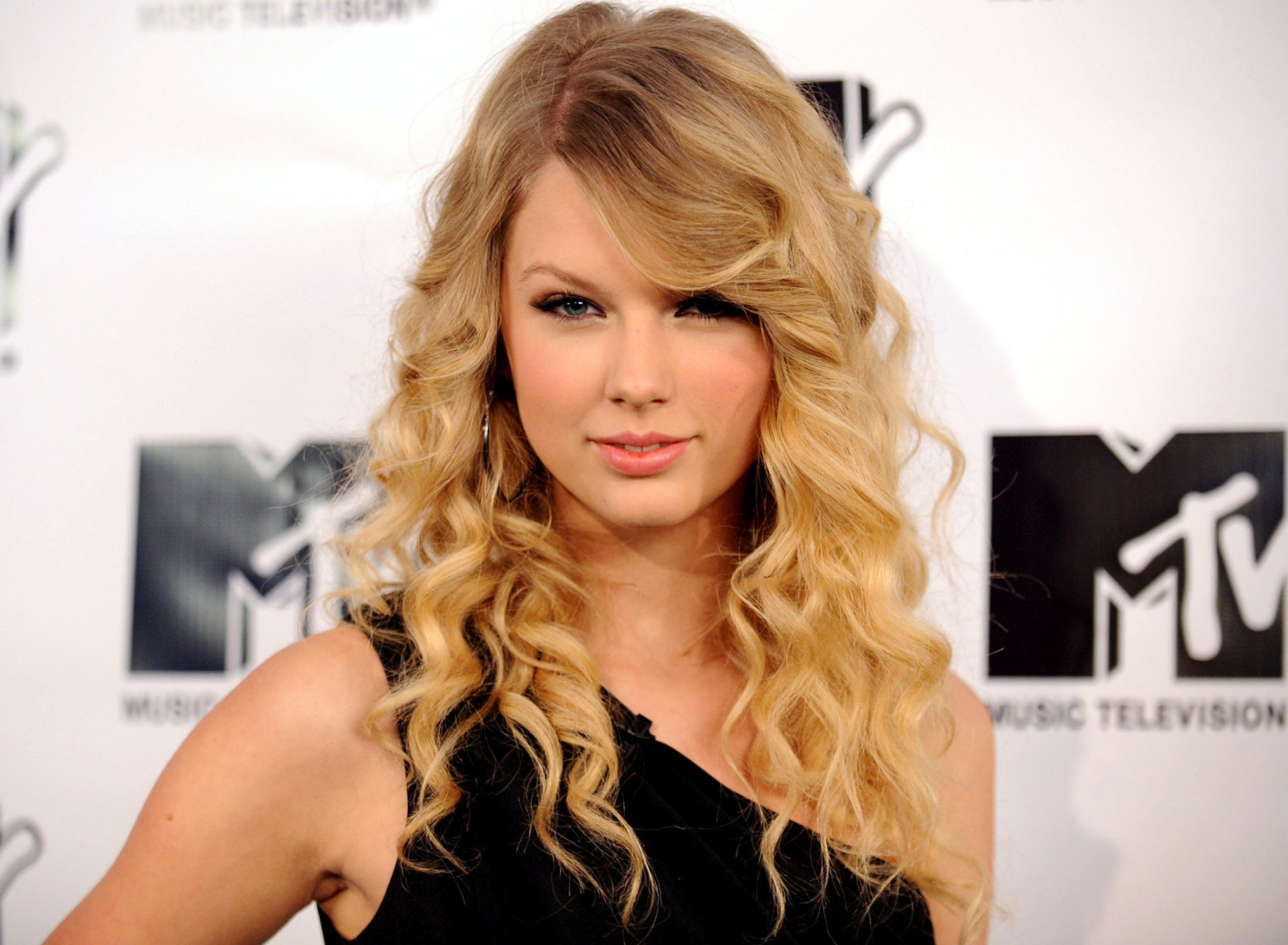 Обои Taylor Swift on MTV 1920x1408