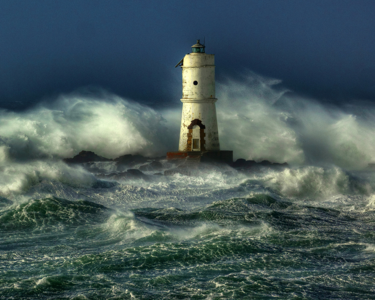 Ocean Storm And Lonely Lighthouse screenshot #1 1280x1024