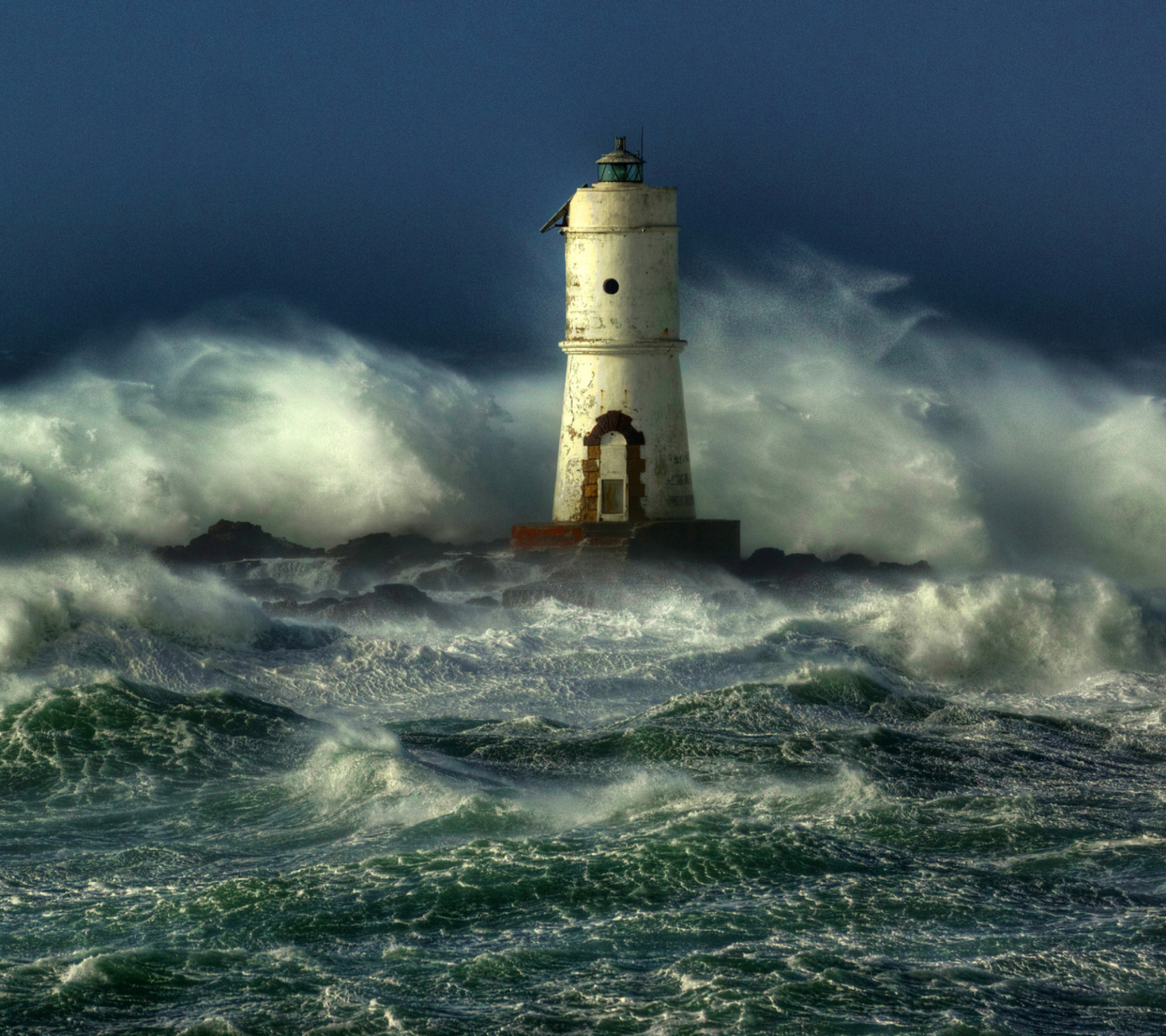 Das Ocean Storm And Lonely Lighthouse Wallpaper 1440x1280