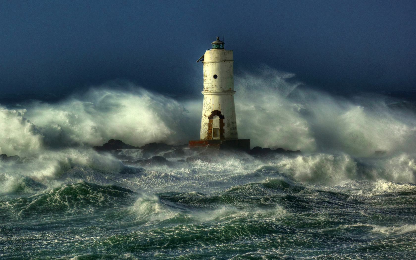 Das Ocean Storm And Lonely Lighthouse Wallpaper 1680x1050