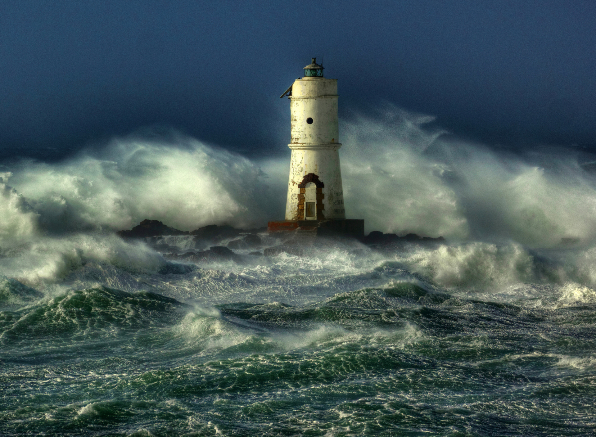 Fondo de pantalla Ocean Storm And Lonely Lighthouse 1920x1408