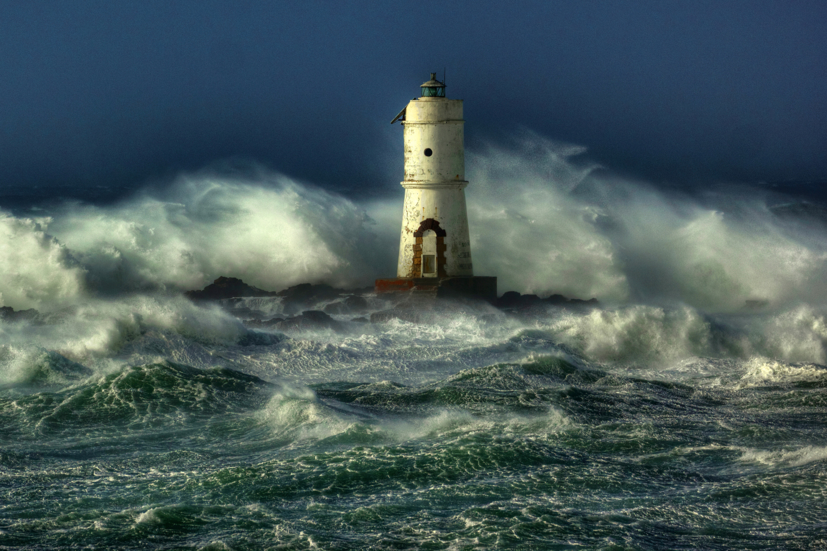Обои Ocean Storm And Lonely Lighthouse 2880x1920