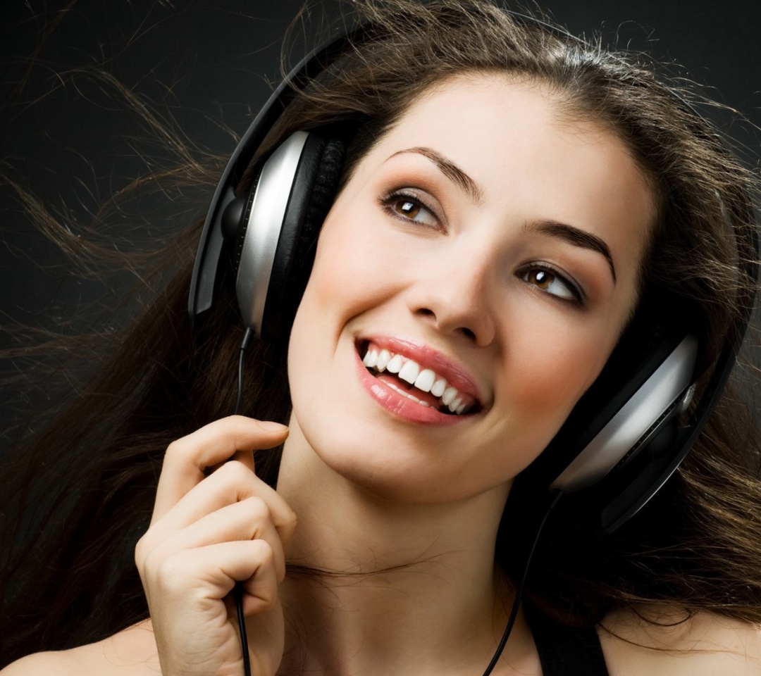 Das Girl in Headphones Wallpaper 1080x960