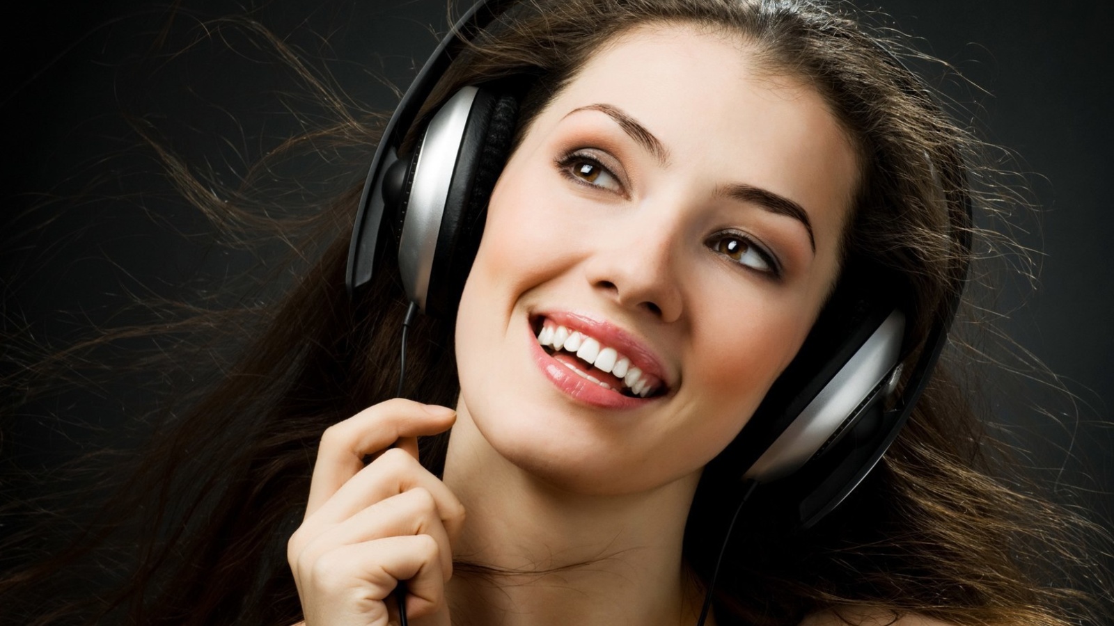 Das Girl in Headphones Wallpaper 1600x900