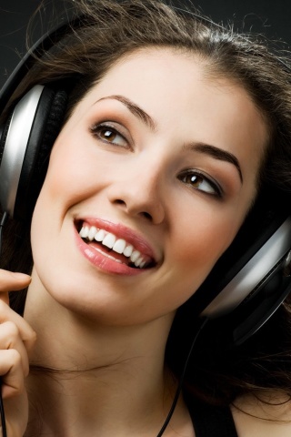 Fondo de pantalla Girl in Headphones 320x480