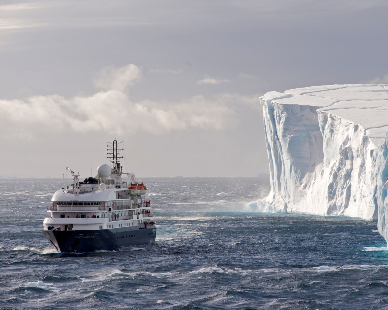Screenshot №1 pro téma Antarctica Iceberg Ship 1280x1024