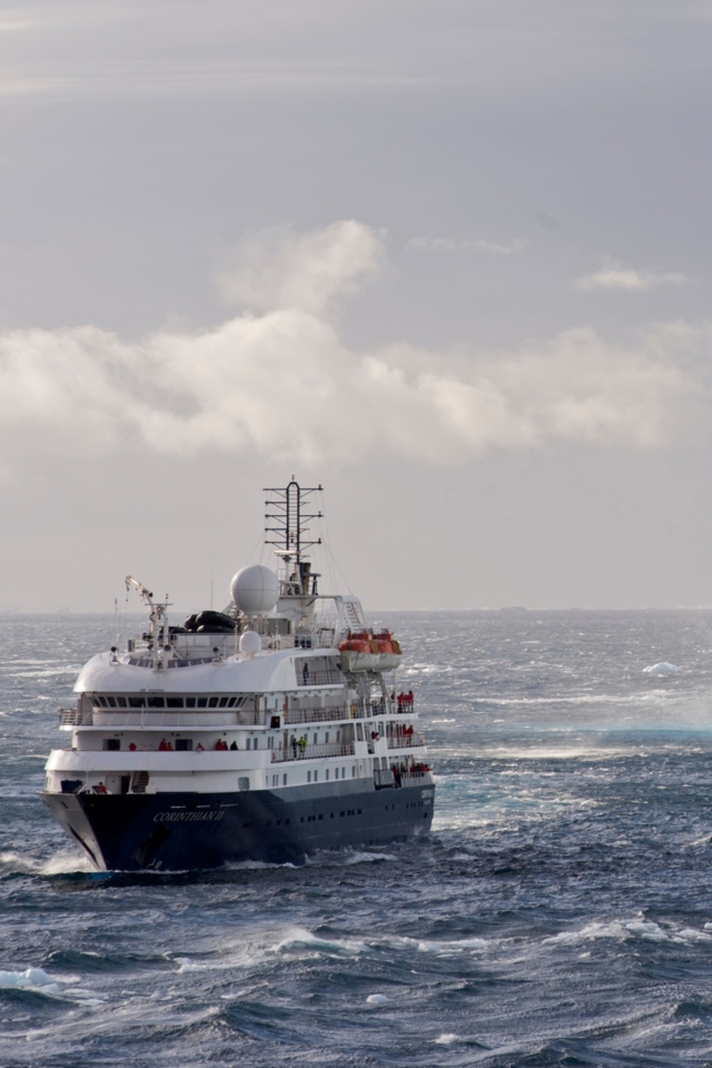 Fondo de pantalla Antarctica Iceberg Ship 640x960