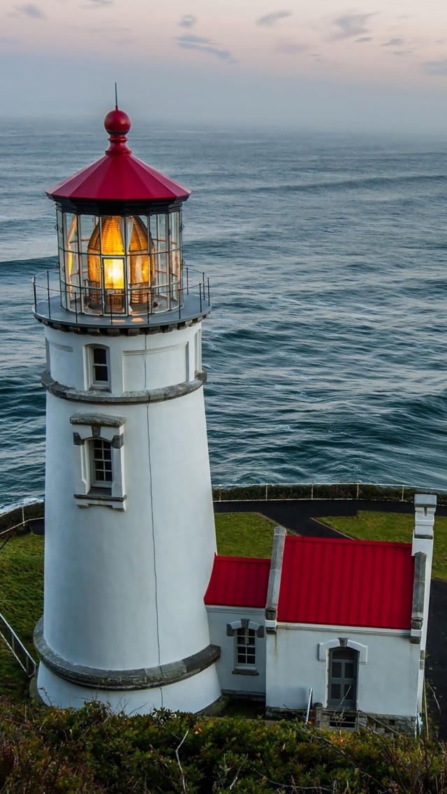 Lighthouse at North Sea wallpaper 640x1136