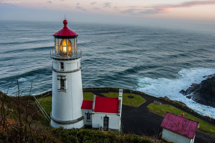 Sfondi Lighthouse at North Sea