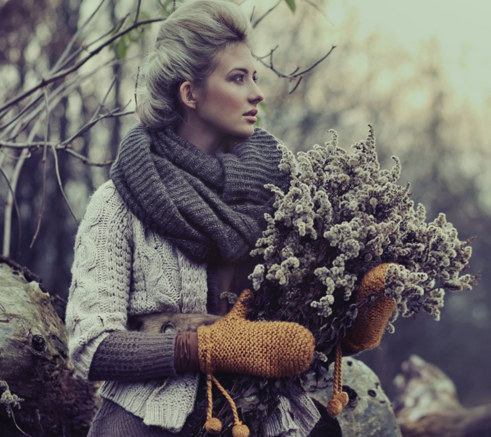 Girl With Winter Flowers Bouquet wallpaper 960x854