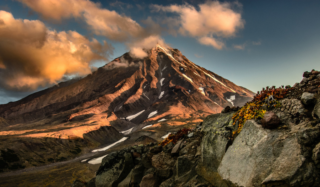 Sfondi Koryaksky Volcano on Kamchatka 1024x600