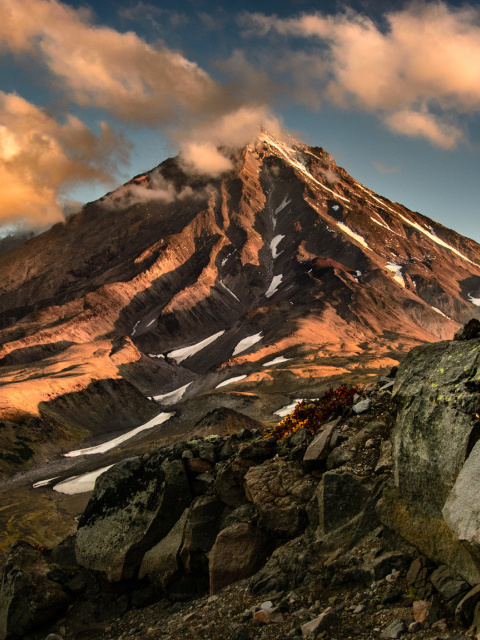 Sfondi Koryaksky Volcano on Kamchatka 480x640