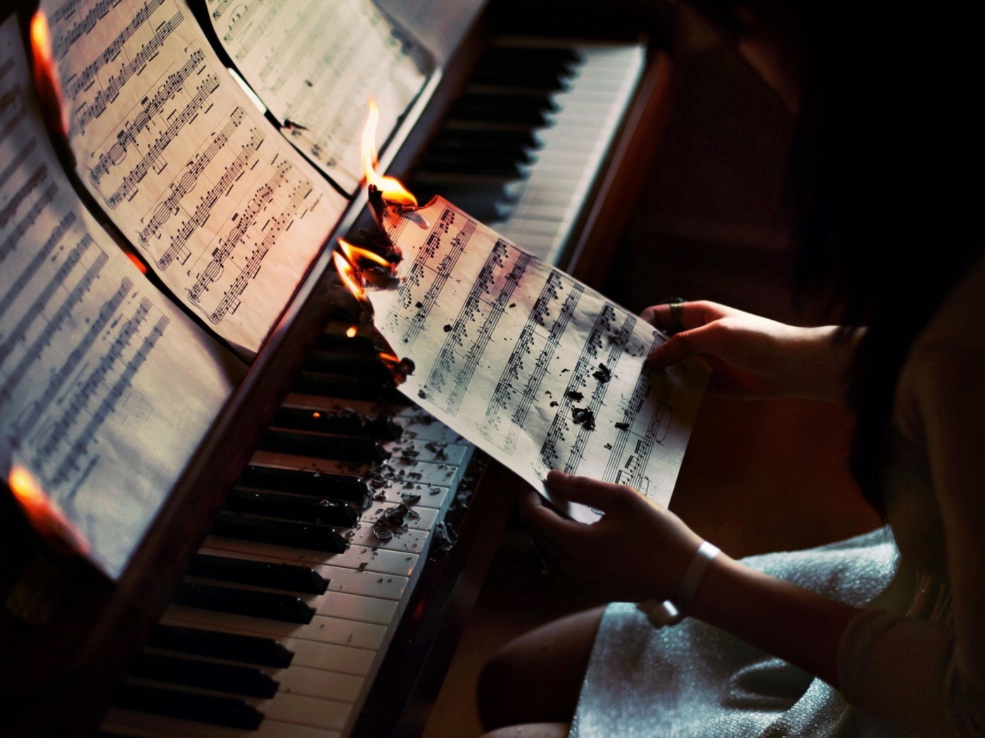 Das Sheet Music in Fire Wallpaper 1400x1050