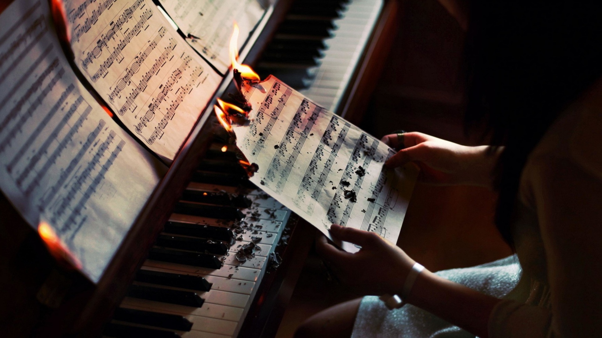 Das Sheet Music in Fire Wallpaper 1920x1080