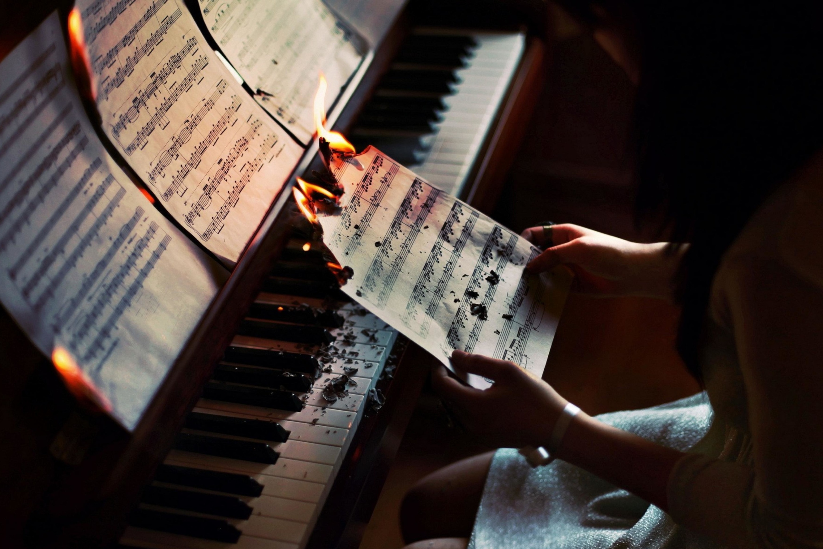 Обои Sheet Music in Fire 2880x1920