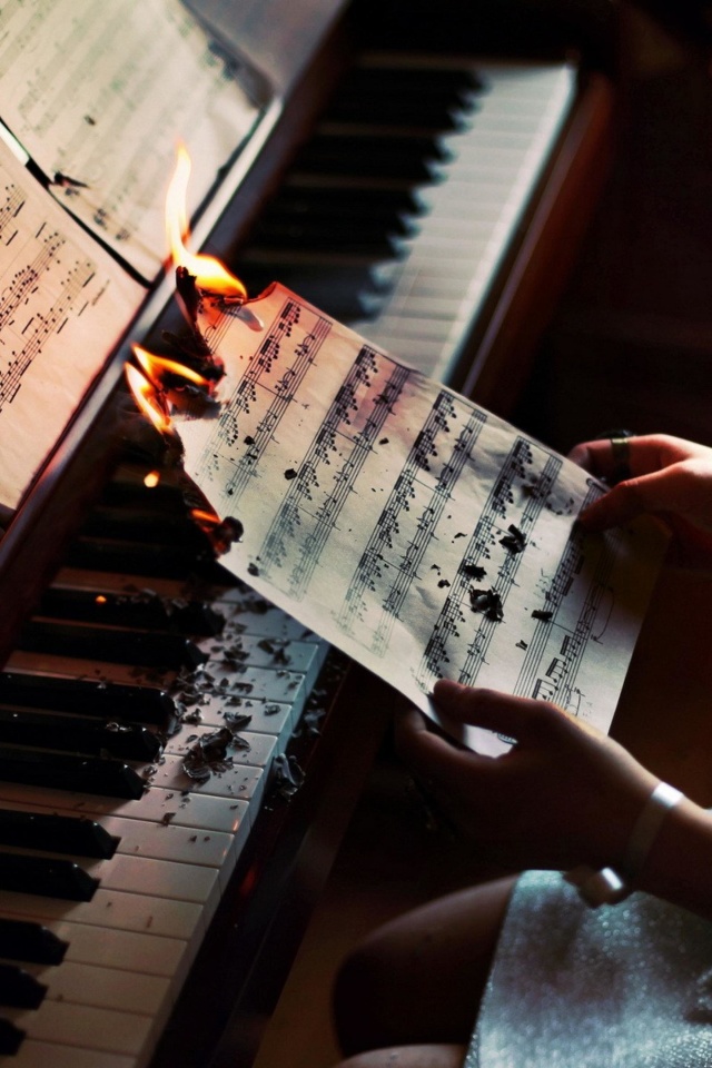 Das Sheet Music in Fire Wallpaper 640x960