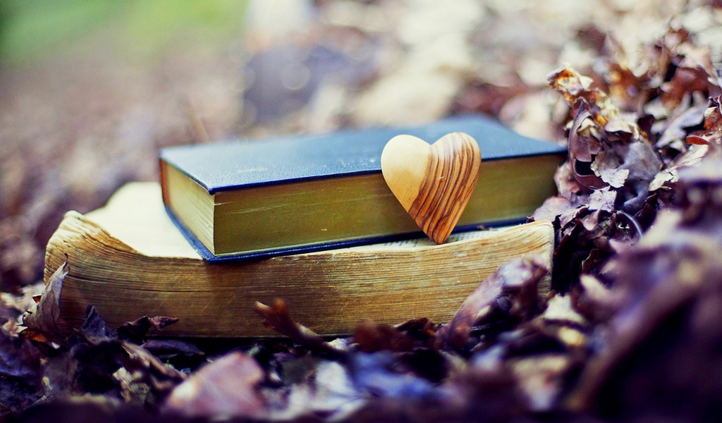 Fondo de pantalla Yellow Heart And Vintage Books 1024x600