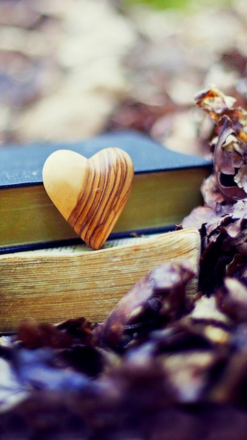 Screenshot №1 pro téma Yellow Heart And Vintage Books 360x640