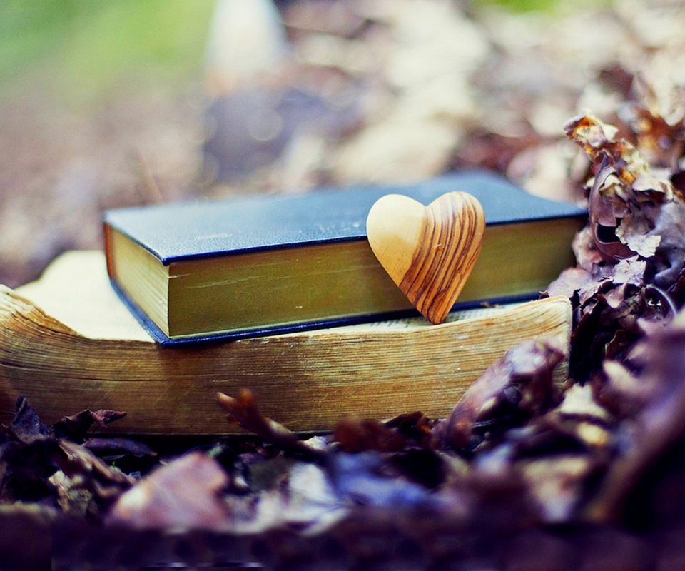 Yellow Heart And Vintage Books wallpaper 960x800