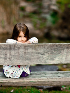 Screenshot №1 pro téma Child Sitting On Bench 240x320