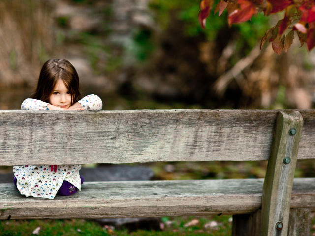 Screenshot №1 pro téma Child Sitting On Bench 640x480