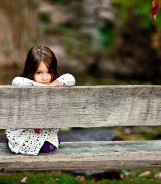 Child Sitting On Bench - Obrázkek zdarma pro 128x160