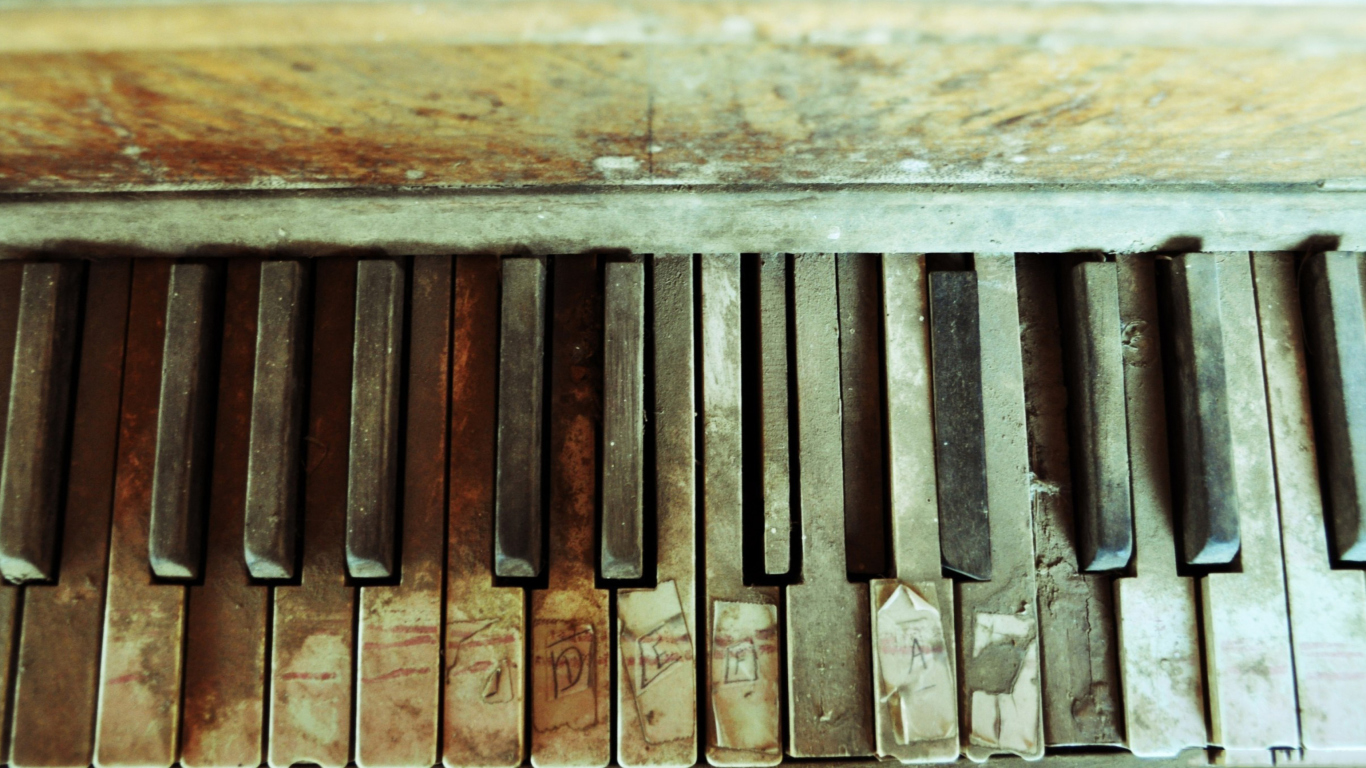 Das Old Piano Keyboard Wallpaper 1366x768